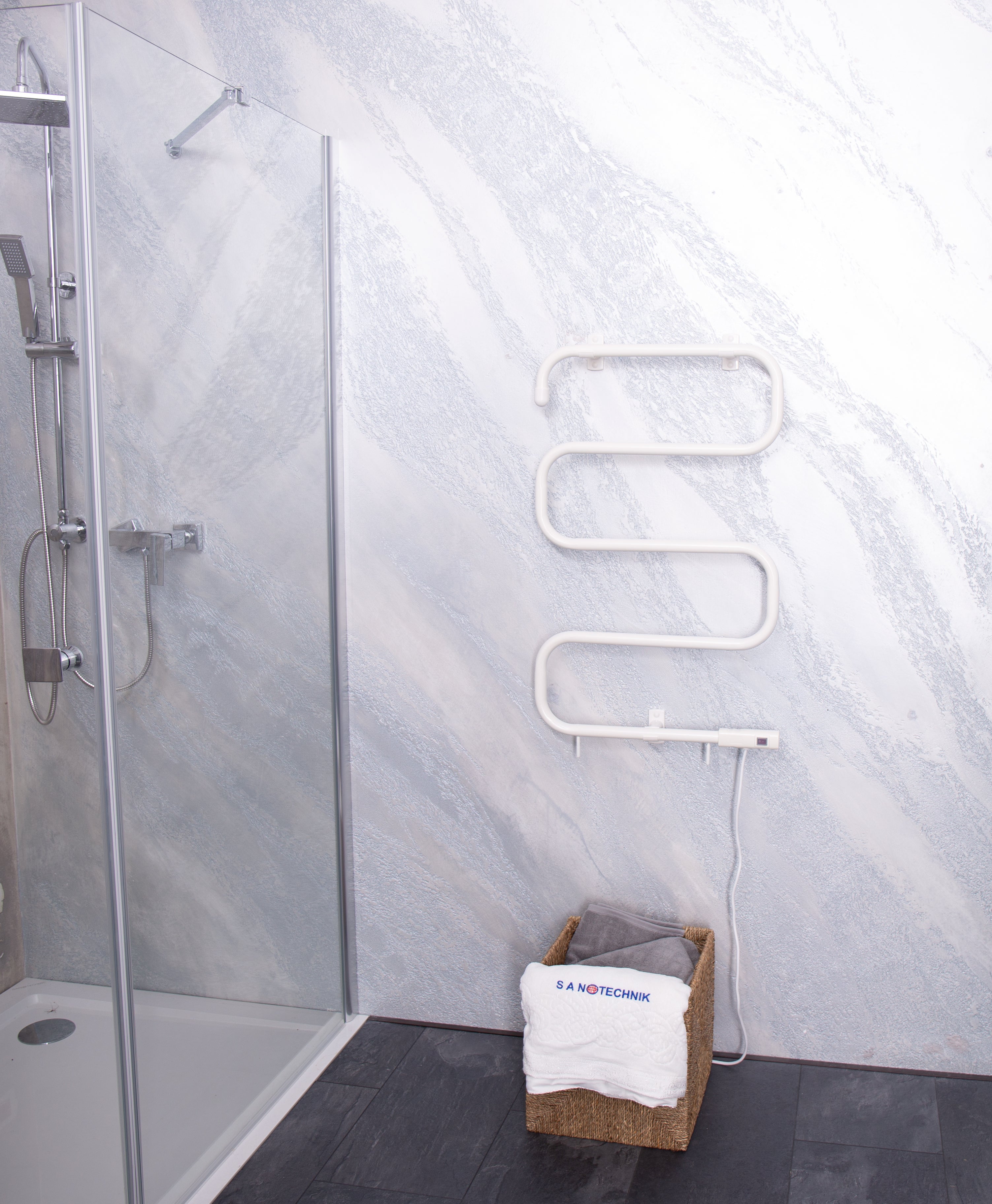 Elektrischer Handtuschwärmer weiß