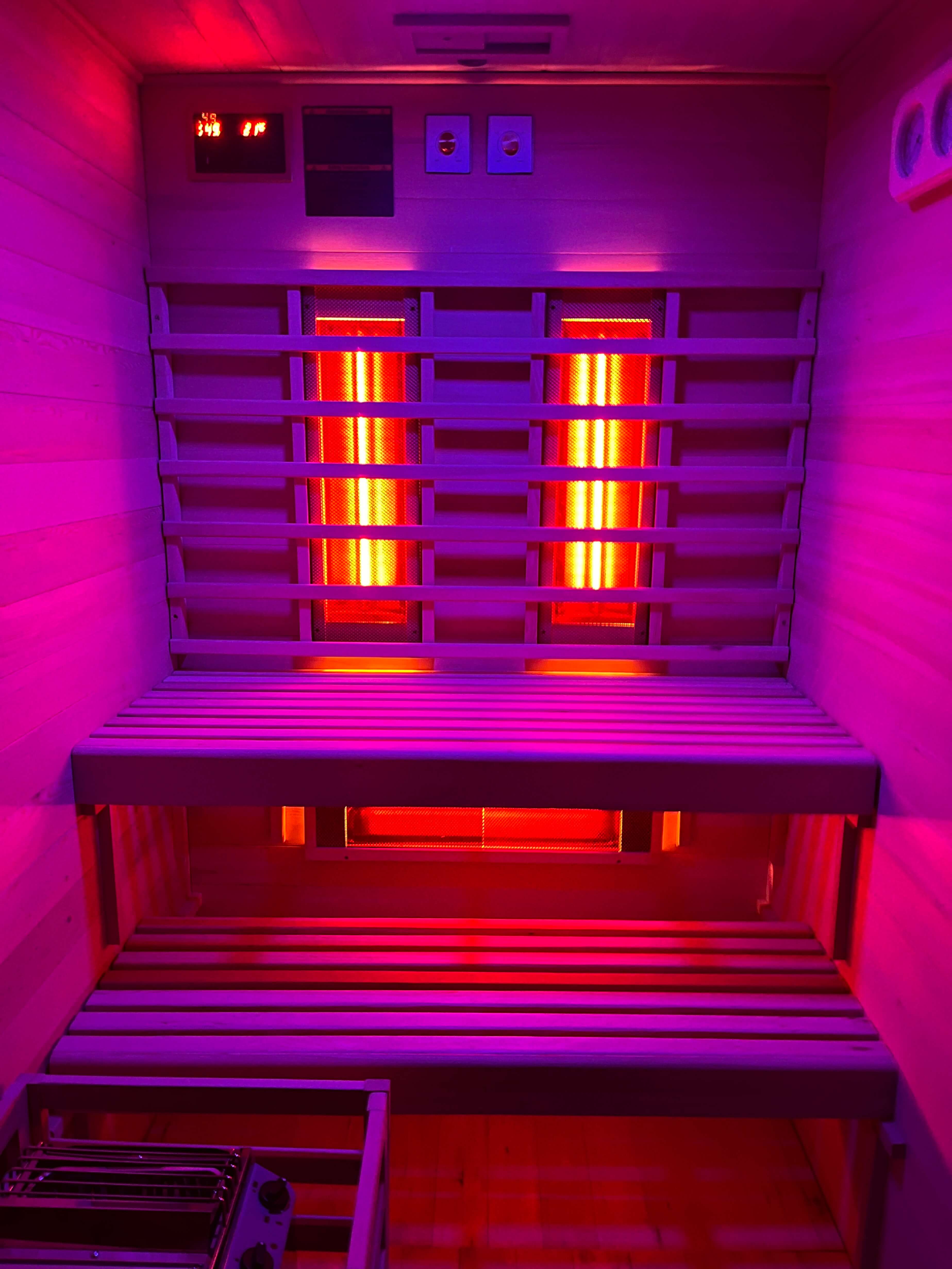 Infrarotkabine & Sauna TWINCOMBI - Ansicht der Ausstattung: Saunaofen, Rückenstrahler, Bedienelement