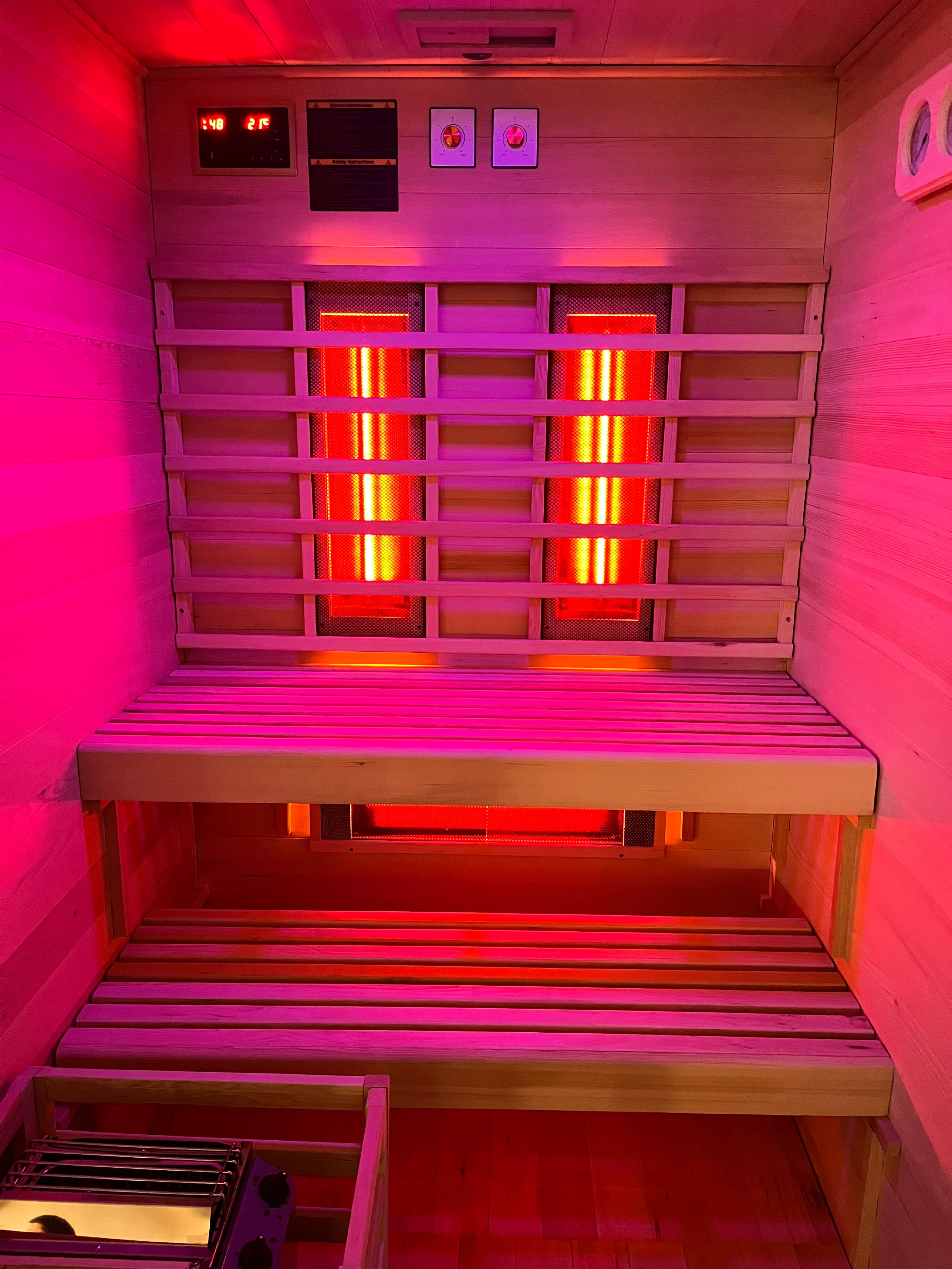 Infrarotkabine & Sauna TWINCOMBI - Ansicht der Ausstattung: Saunaofen, Rückenstrahler, Bedienelement, 2
