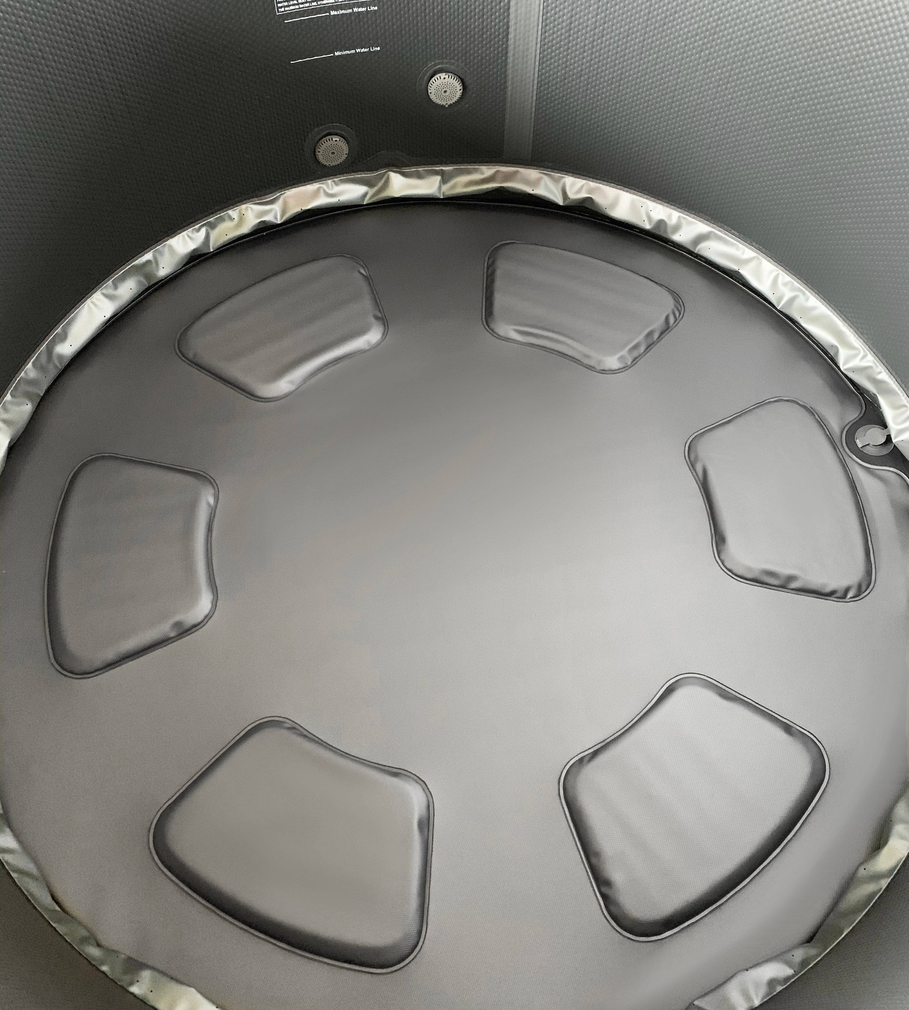 Sanotechnik Aufblasbarer MSpa Whirlpool MONO - Bodenansicht ohne Wasser - Platz für 6 Personen