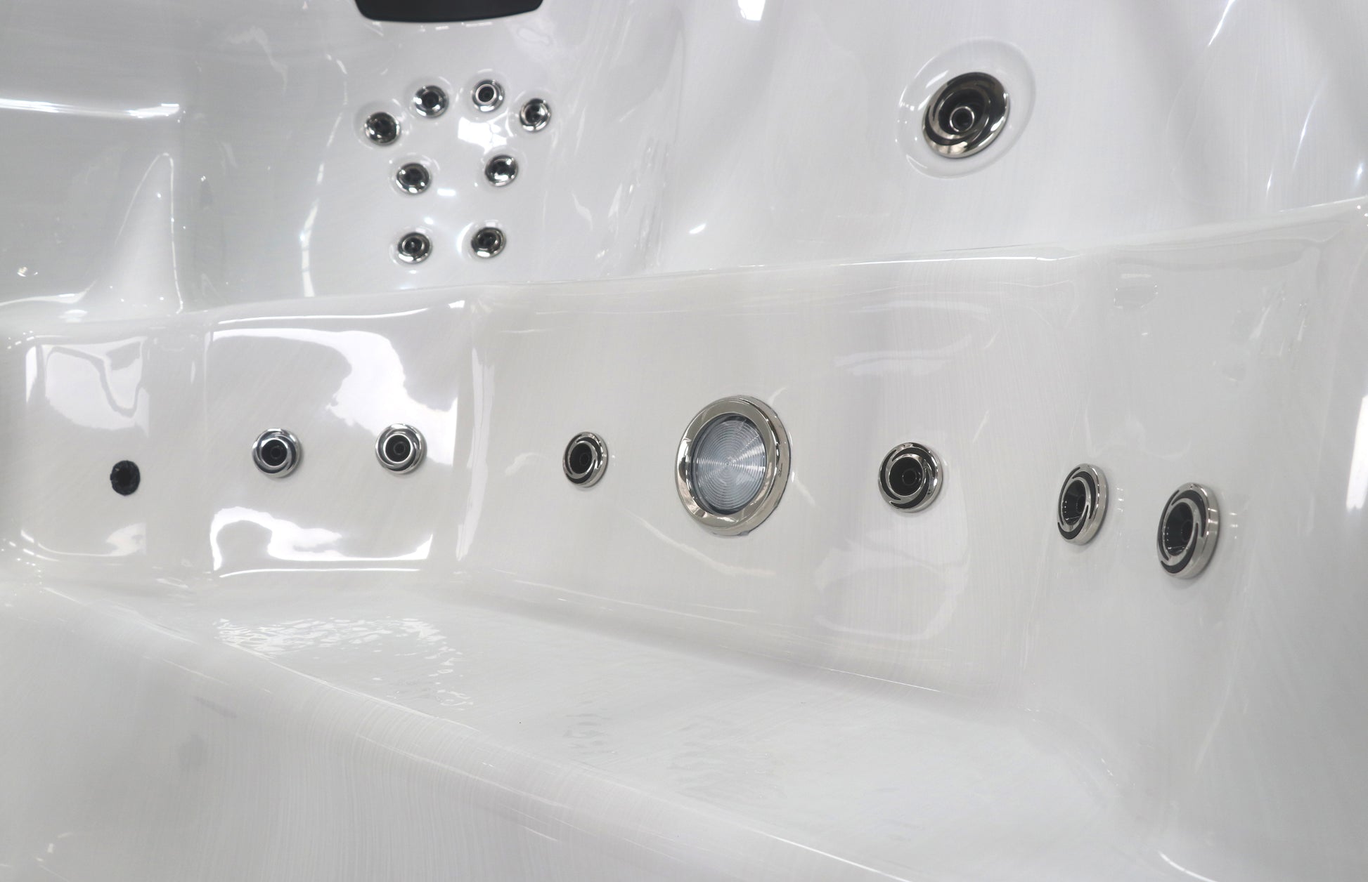 Sanotechnik Schwimm-Whirlpool IBIZA mit 27 Massagedüsen für 3 Personen mit WiFi-Steuersystem, Bluetooth Audiosystem und LED Beleuchtung