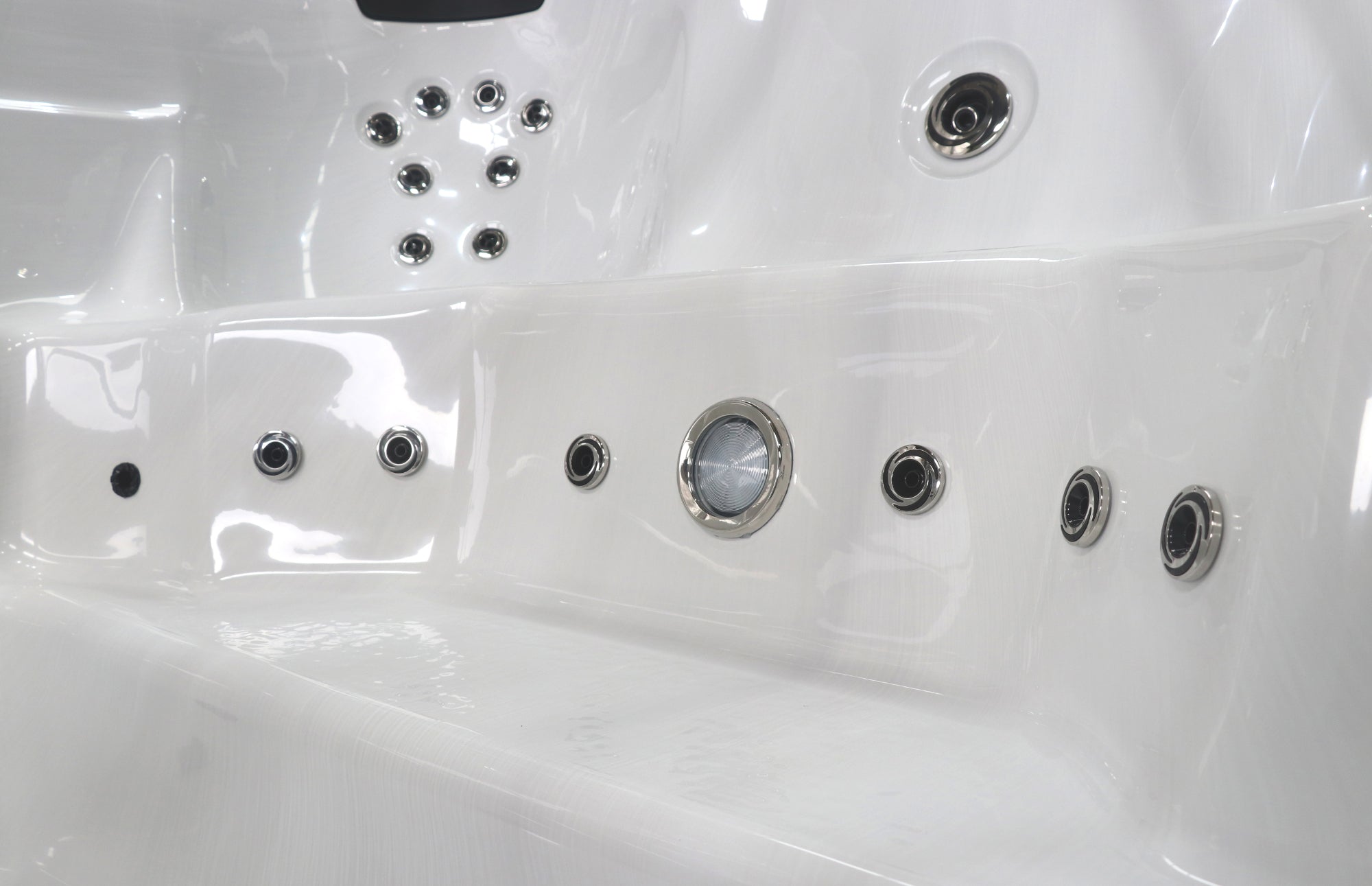 Sanotechnik Schwimm-Whirlpool IBIZA mit 27 Massagedüsen für 3 Personen mit WiFi-Steuersystem, Bluetooth Audiosystem und LED Beleuchtung