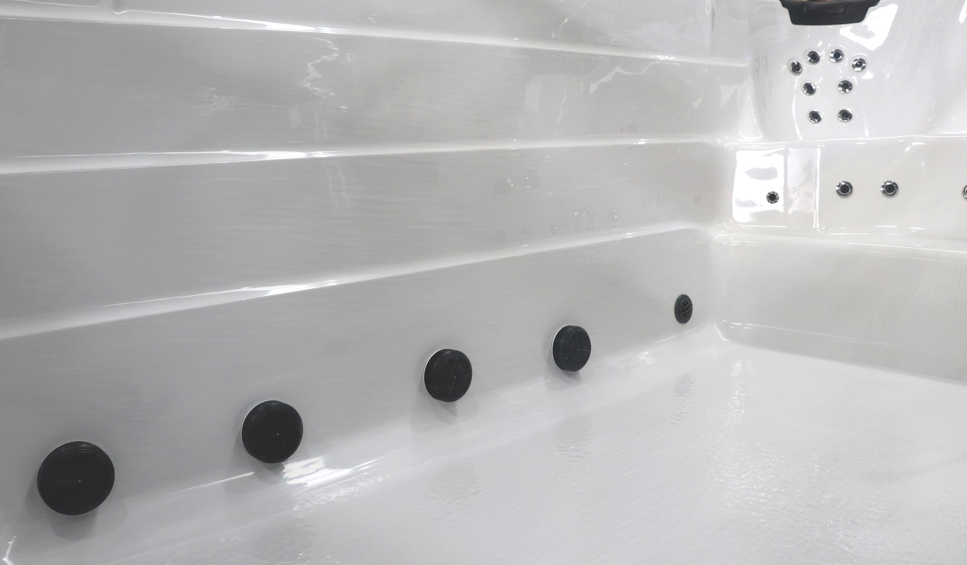 Sanotechnik Schwimm-Whirlpool IBIZA mit 27 Massagedüsen für 3 Personen mit WiFi-Steuersystem, Bluetooth Audiosystem und LED Beleuchtung