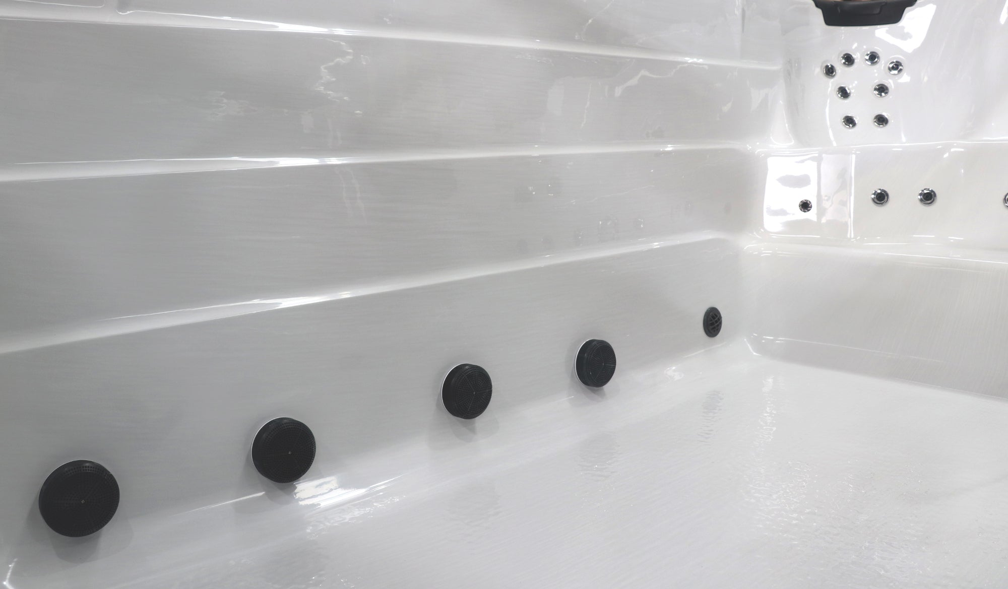 Sanotechnik Schwimm-Whirlpool IBIZA mit 27 Massagedüsen für 3 Personen mit WiFi-Steuersystem, Bluetooth Audiosystem und LED Beleuchtung