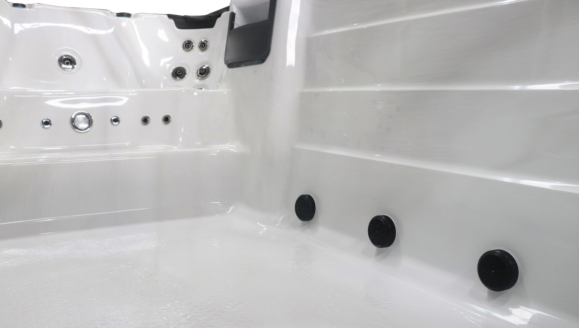 Sanotechnik Schwimm-Whirlpool IBIZA mit 27 Massagedüsen für 3 Personen mit WiFi-Steuersystem, Bluetooth Audiosystem und LED Beleuchtung