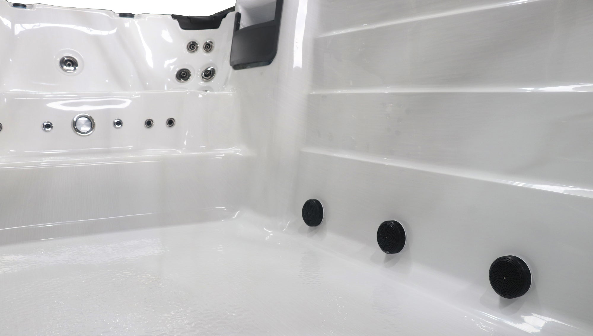 Sanotechnik Schwimm-Whirlpool IBIZA mit 27 Massagedüsen für 3 Personen mit WiFi-Steuersystem, Bluetooth Audiosystem und LED Beleuchtung