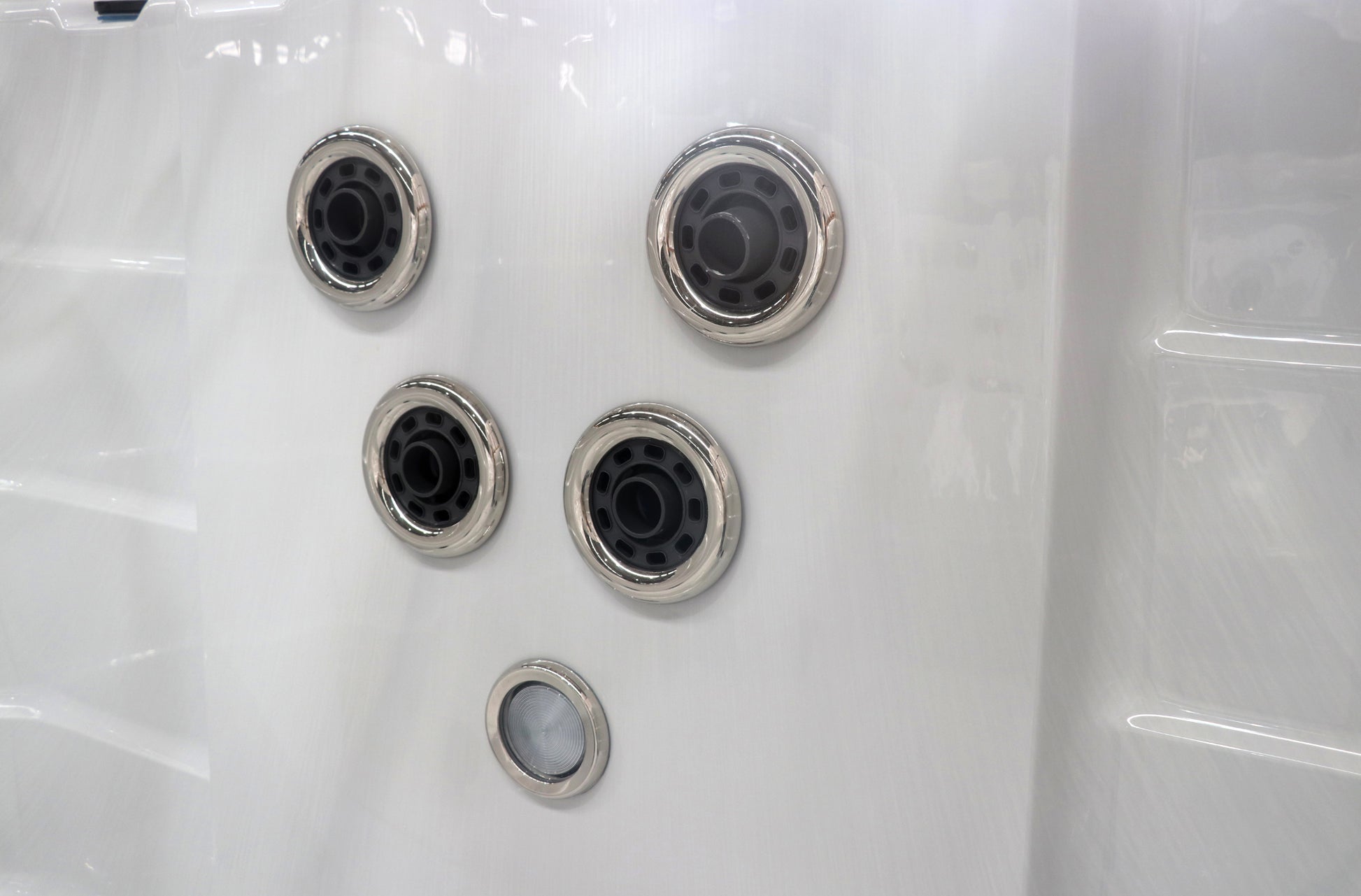 Sanotechnik Schwimm-Whirlpool IBIZA mit 27 Massagedüsen für 3 Personen mit WiFi-Steuersystem, Bluetooth Audiosystem und LED Beleuchtung