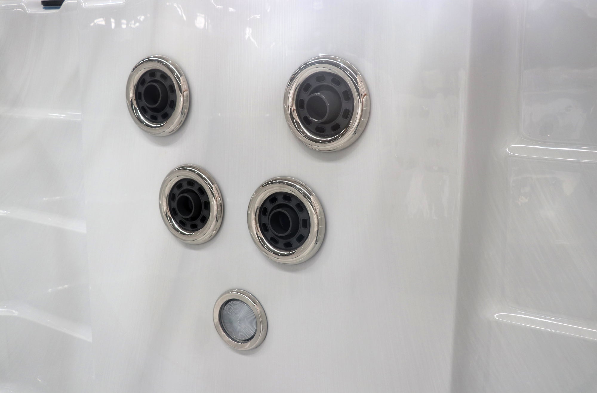 Sanotechnik Schwimm-Whirlpool IBIZA mit 27 Massagedüsen für 3 Personen mit WiFi-Steuersystem, Bluetooth Audiosystem und LED Beleuchtung