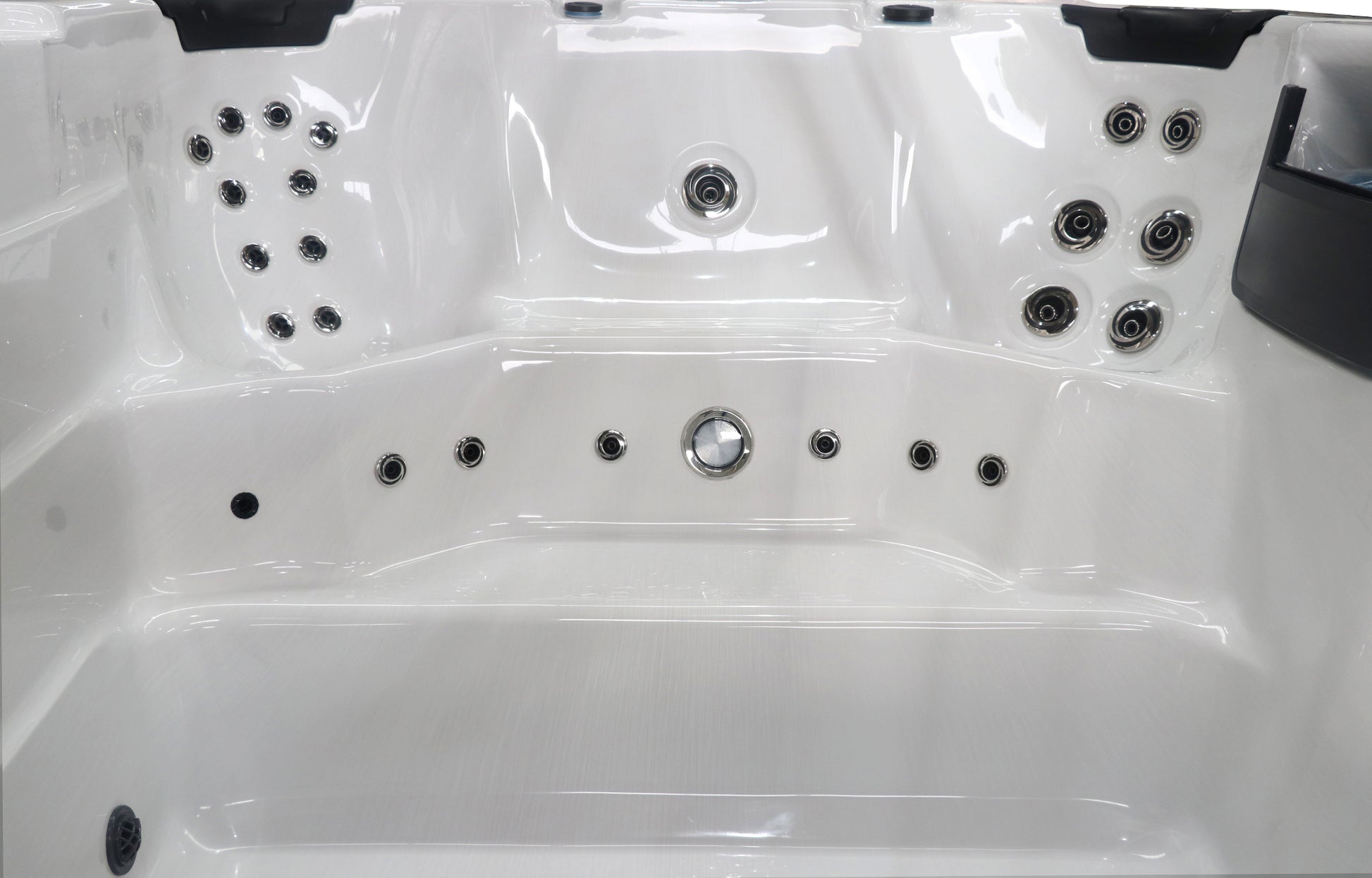 Sanotechnik Schwimm-Whirlpool IBIZA mit 27 Massagedüsen für 3 Personen mit WiFi-Steuersystem, Bluetooth Audiosystem und LED Beleuchtung