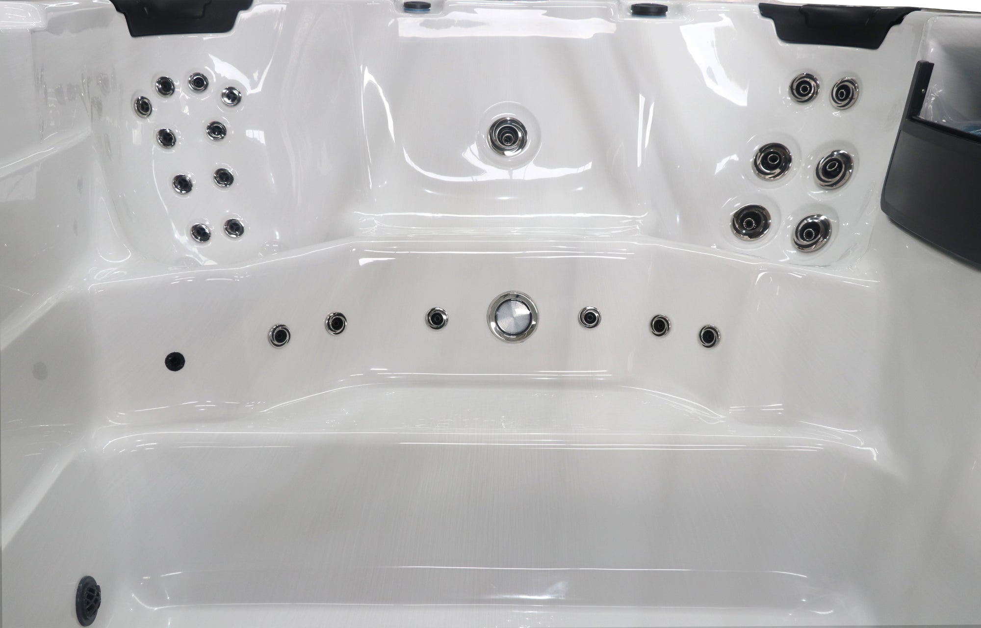 Sanotechnik Schwimm-Whirlpool IBIZA mit 27 Massagedüsen für 3 Personen mit WiFi-Steuersystem, Bluetooth Audiosystem und LED Beleuchtung