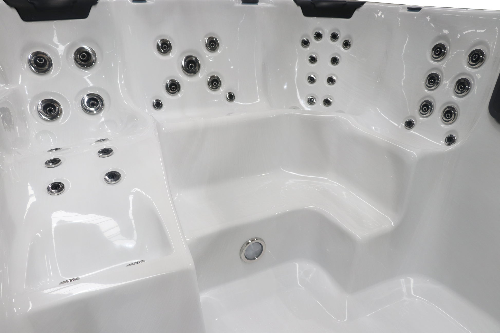 Sanotechnik Outdoor Schwimm Whirlpool MENORCA - Ansicht 43 Massagedüsen für 6 Personen mit LED Beleuchtung
