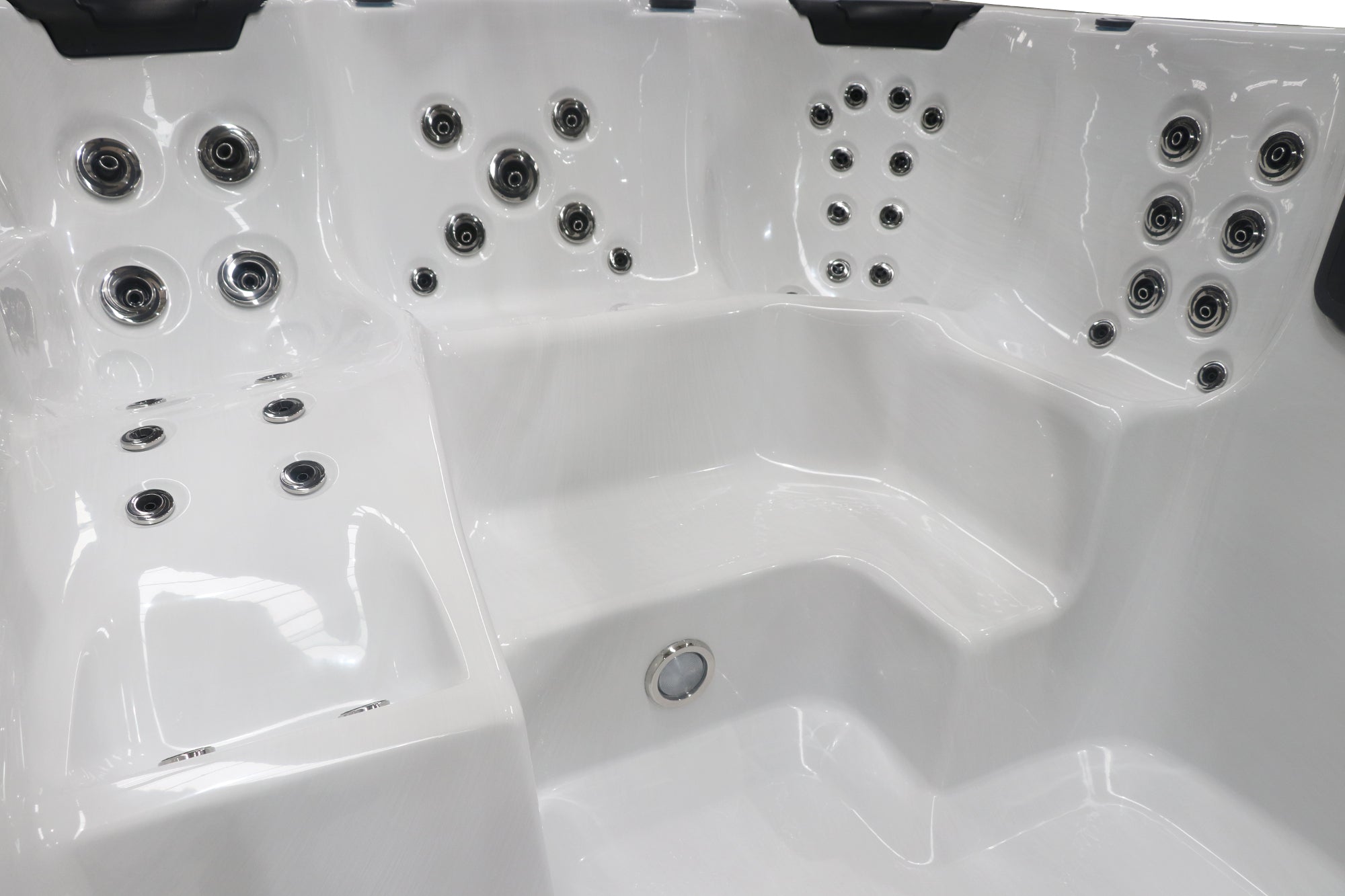 Sanotechnik Outdoor Schwimm Whirlpool MENORCA - Ansicht 43 Massagedüsen für 6 Personen mit LED Beleuchtung