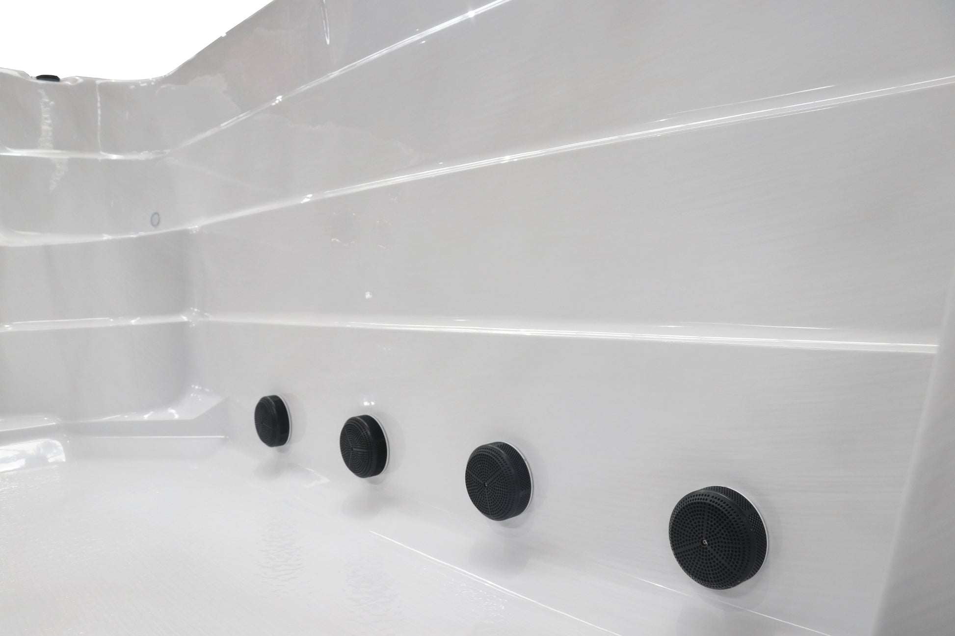 Sanotechnik Schwimm-Whirlpool MENORCA mit 43 Massagedüsen für 6 Personen mit WiFi-Steuersystem, Bluetooth Audiosystem und LED Beleuchtung