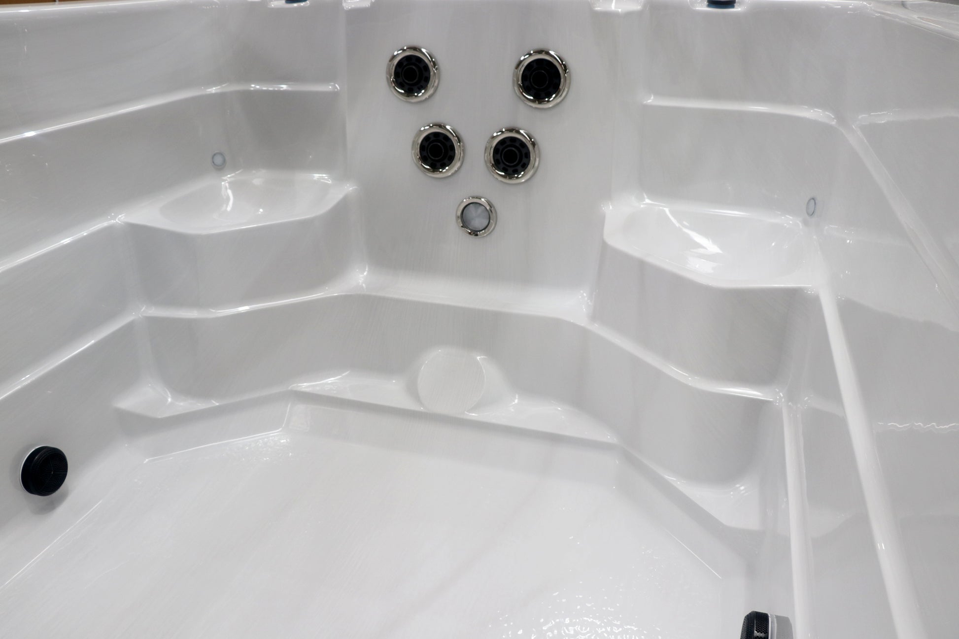 Sanotechnik Schwimm-Whirlpool MENORCA mit 43 Massagedüsen für 6 Personen mit WiFi-Steuersystem, Bluetooth Audiosystem und LED Beleuchtung