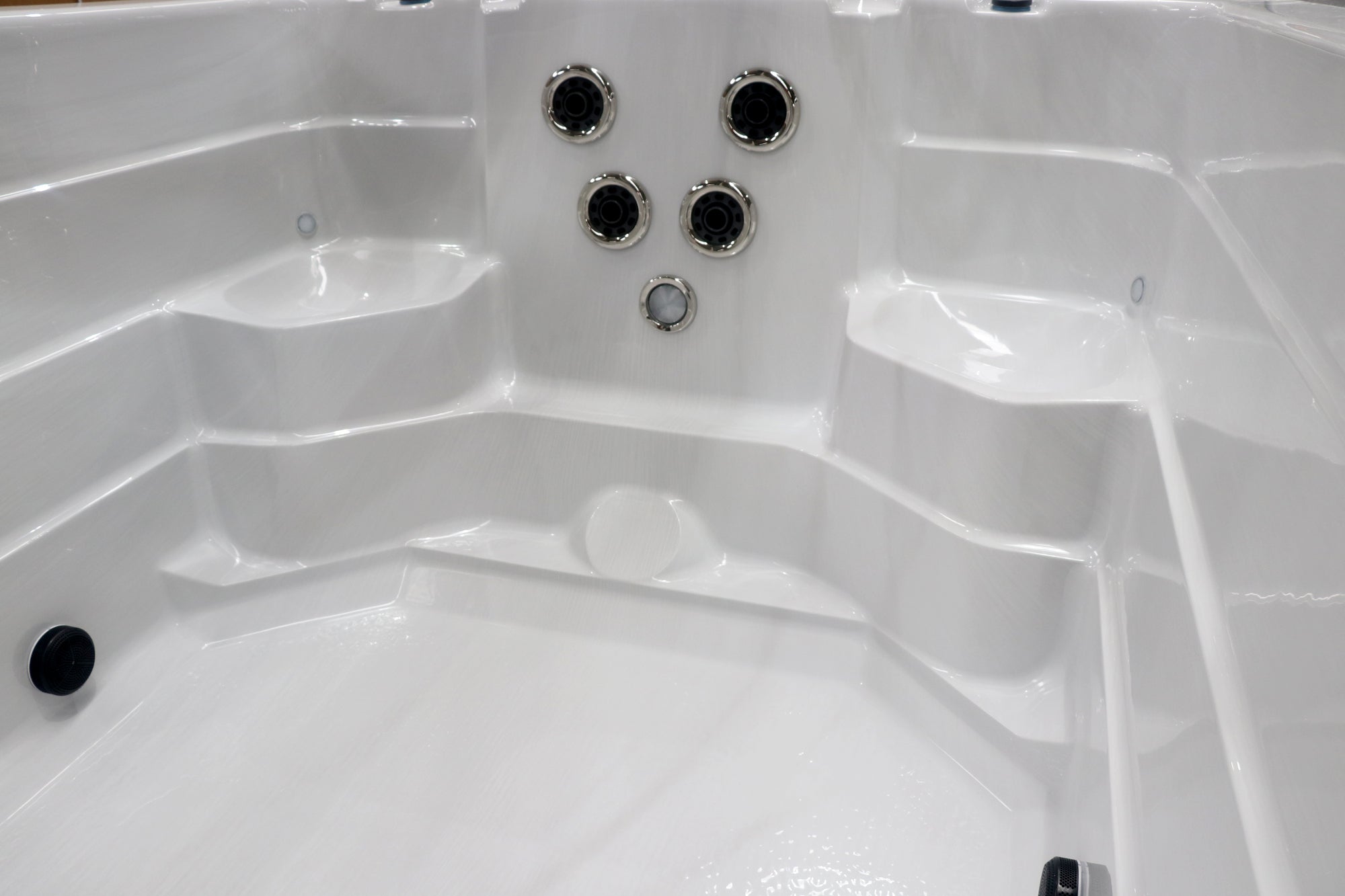 Sanotechnik Schwimm-Whirlpool MENORCA mit 43 Massagedüsen für 6 Personen mit WiFi-Steuersystem, Bluetooth Audiosystem und LED Beleuchtung